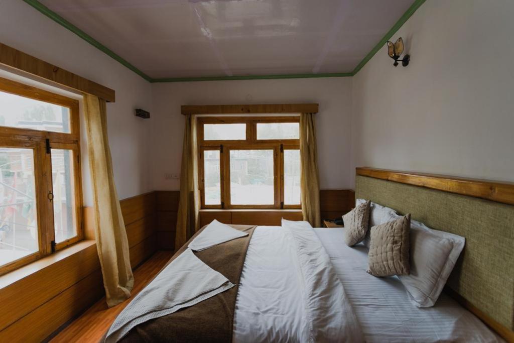 Hotel Lumbini Leh Bagian luar foto